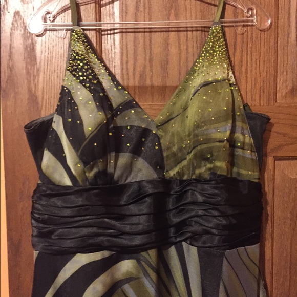 Gorgeous Green Gown - Picture 2 of 4